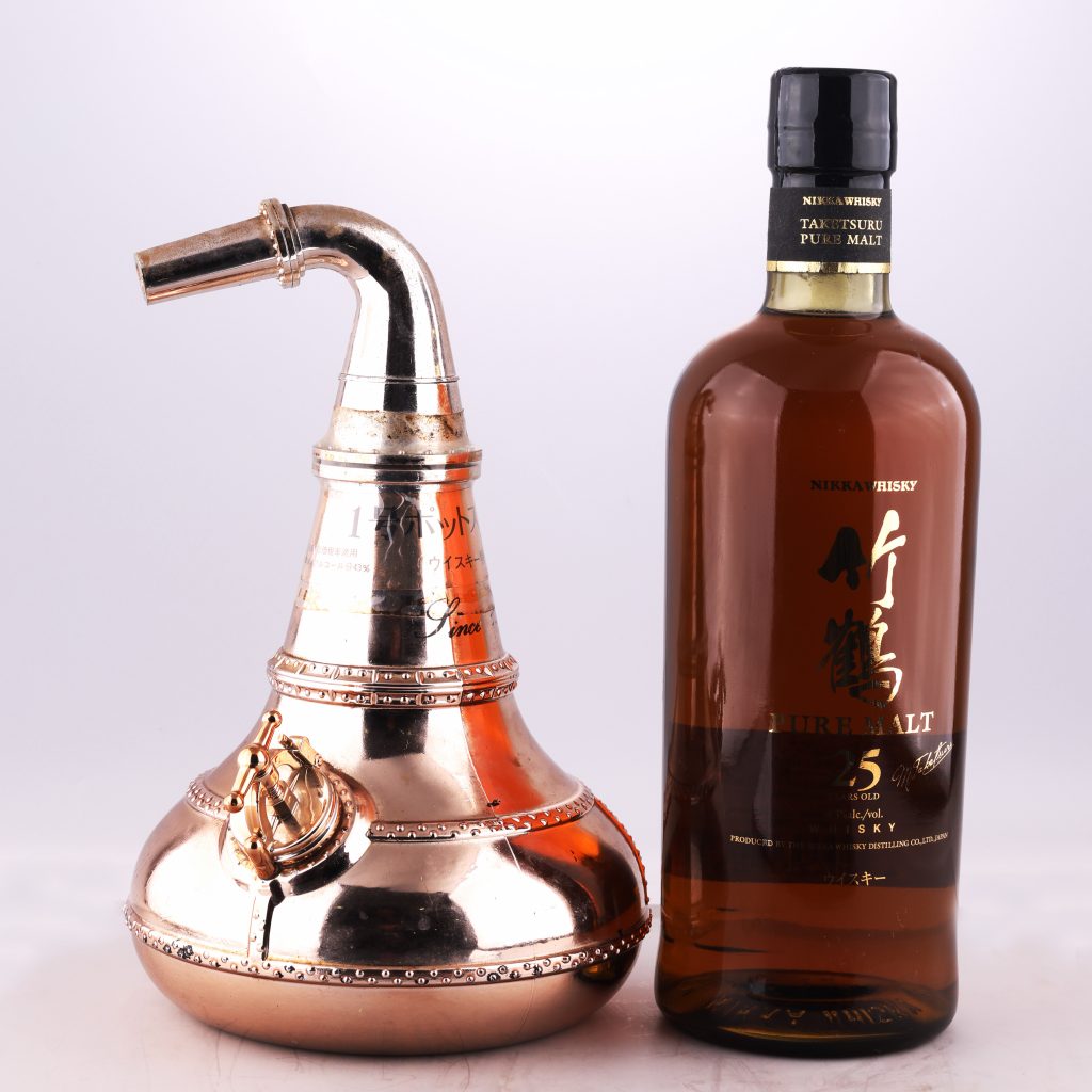 日本一甲（nikka）1 号罐式蒸馏器造型威士忌（左），一甲竹鹤（taketsuru）15 年纯麦威士忌（右）