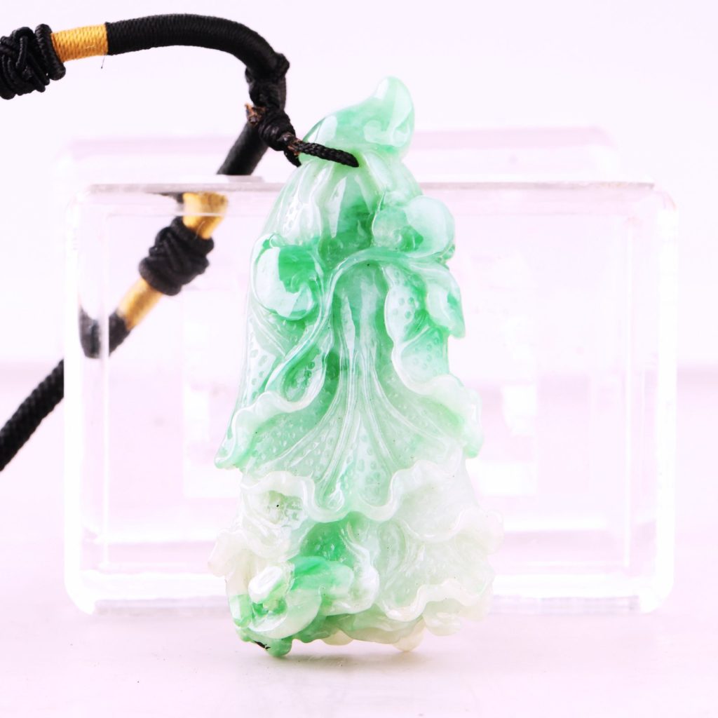 白底青翡翠白菜吊墜